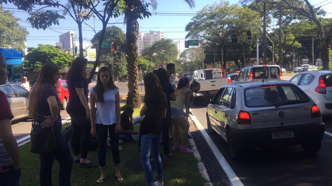 Calouros pedem dinheiro em sinaleiro