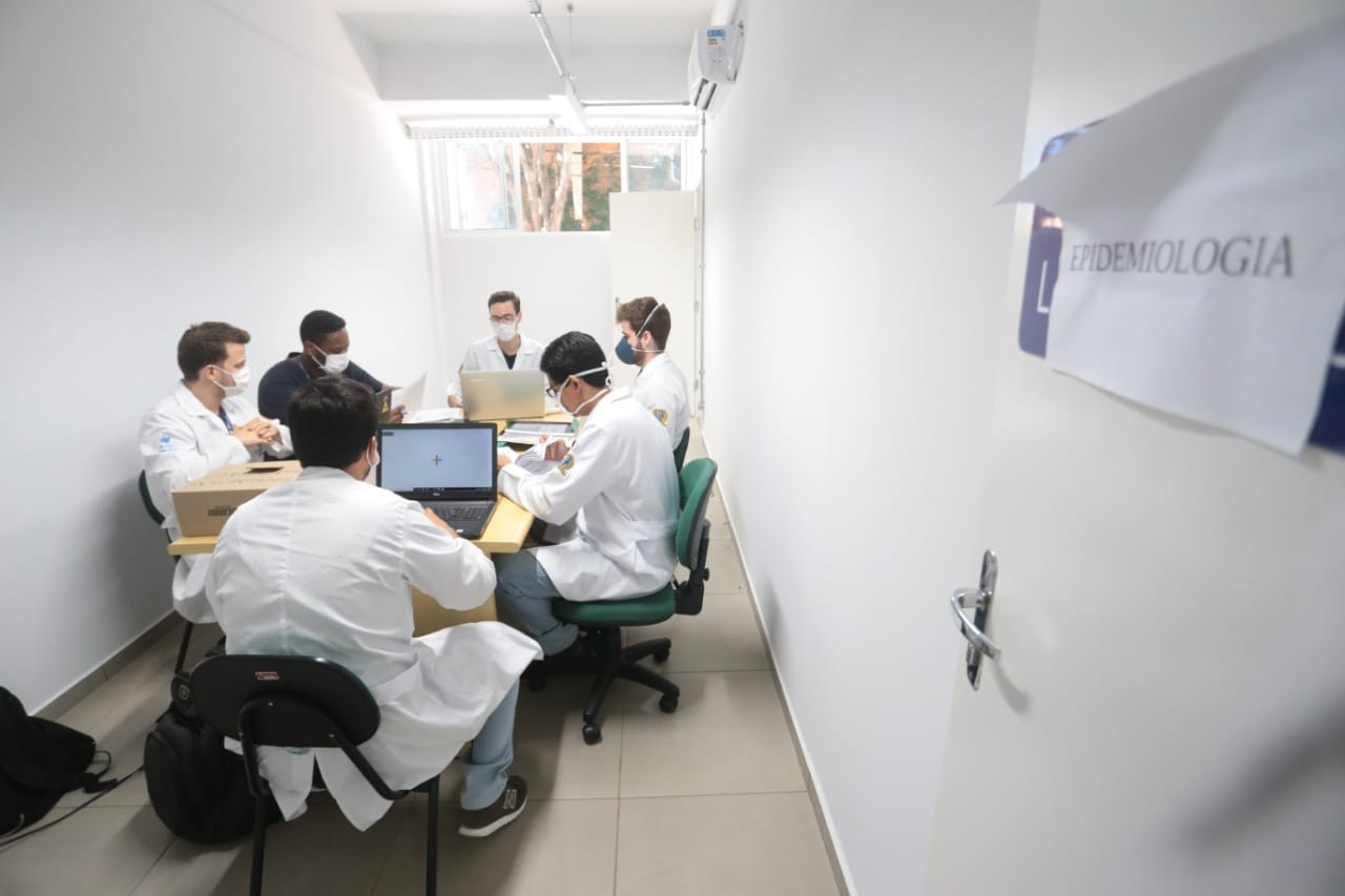 Universitários atuam como voluntários nos atendimentos da saúde