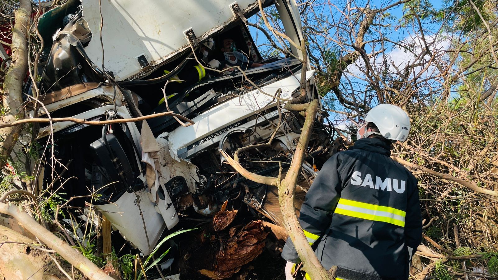 Caminhoneiro fica preso às ferragens em acidente envolvendo 3 veículos na região