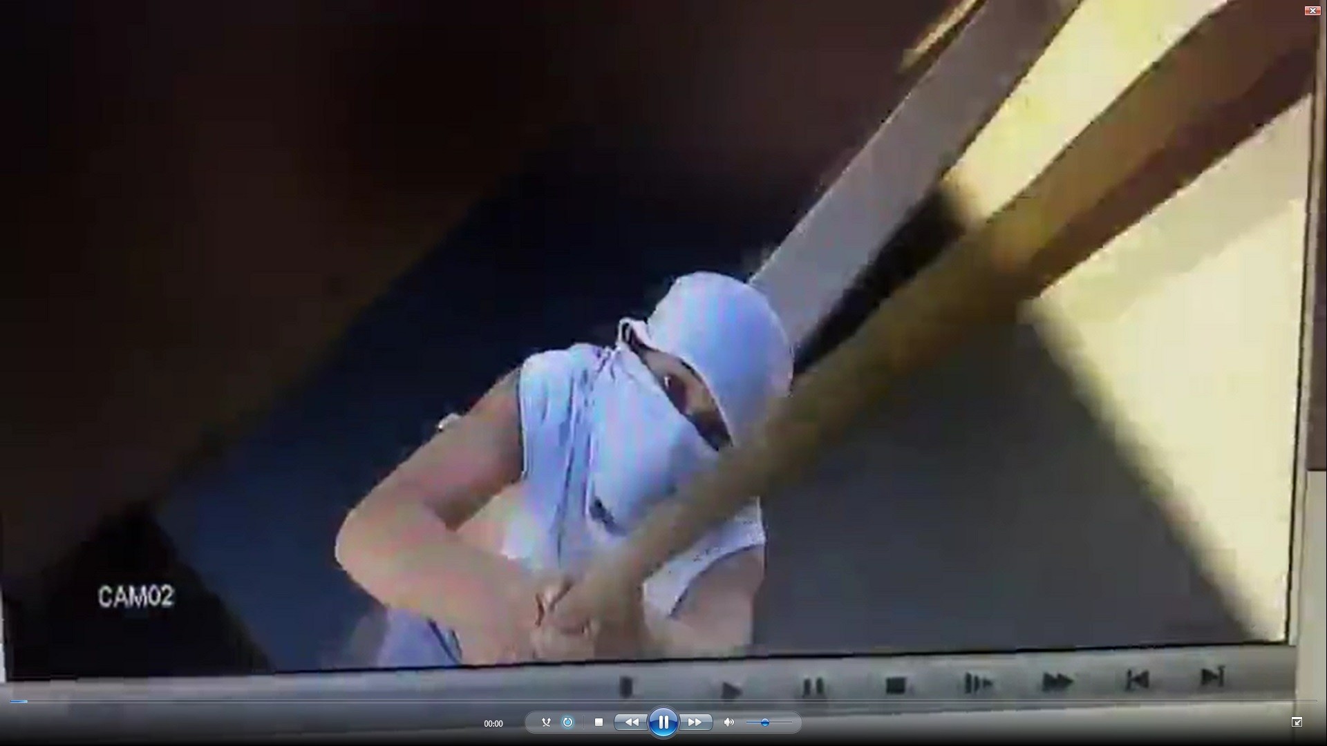 Professores fazem mutirão para limpar escola invadida por vândalos em Paiçandu