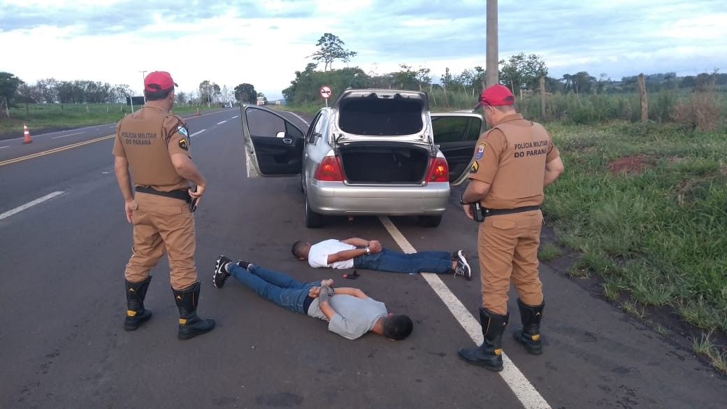 Duas pessoas são presas com arma de fogo e drogas