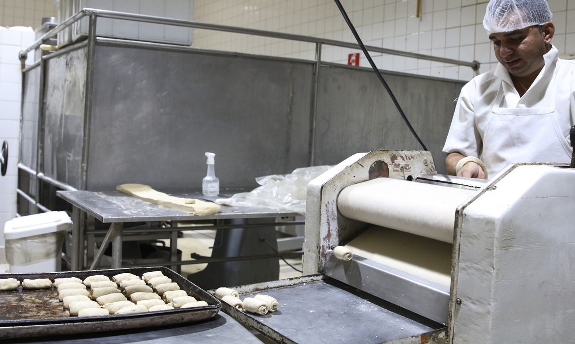 Comerciantes comemoram a reabertura de padarias e açougues em Maringá