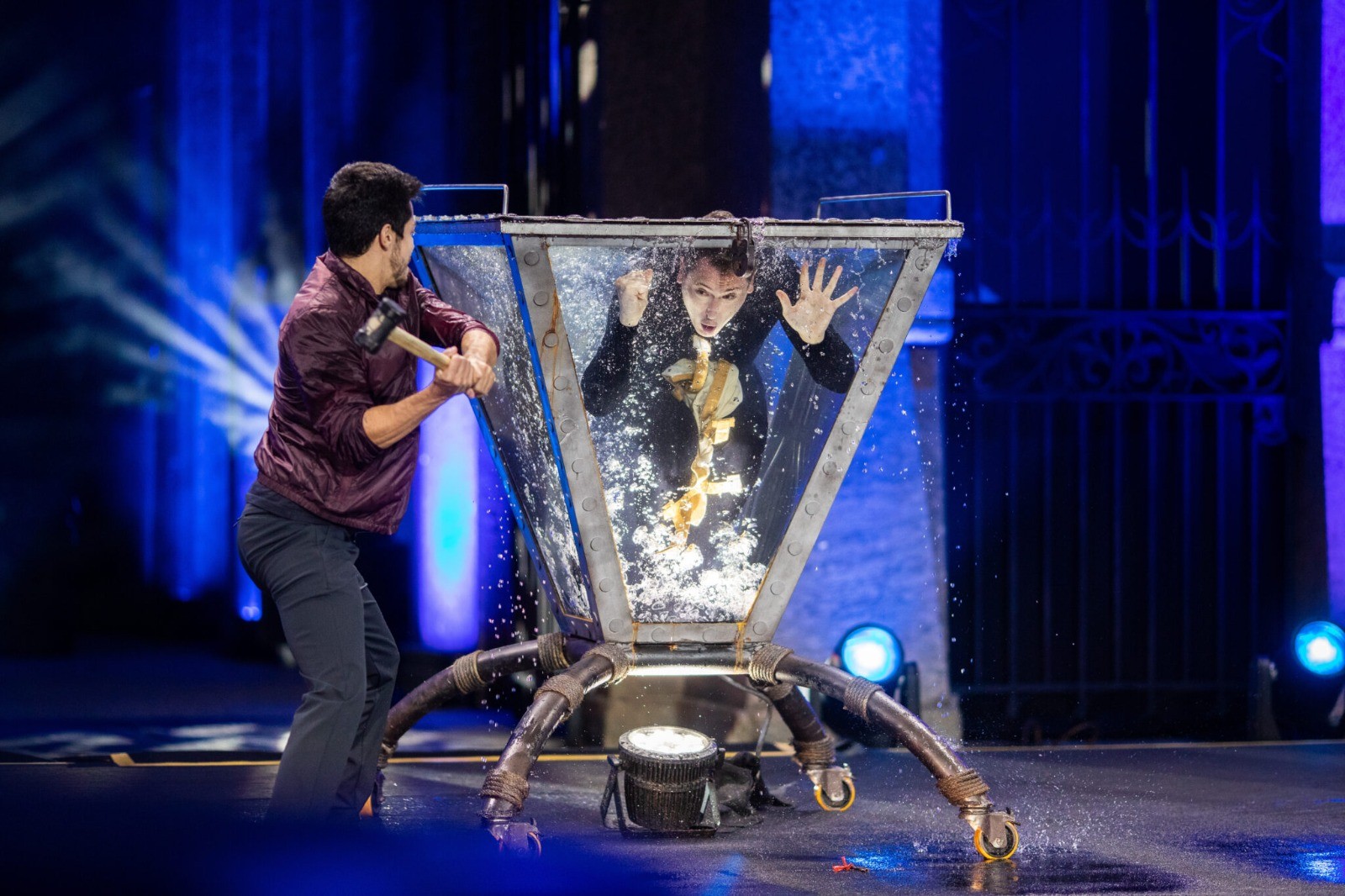 Ilusionistas Henry e Klauss se apresentam em Maringá