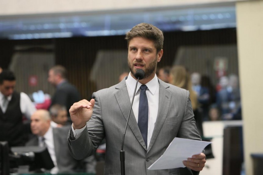 Contra Bolsonaro voto até no “Tiririca”, diz deputado Requião