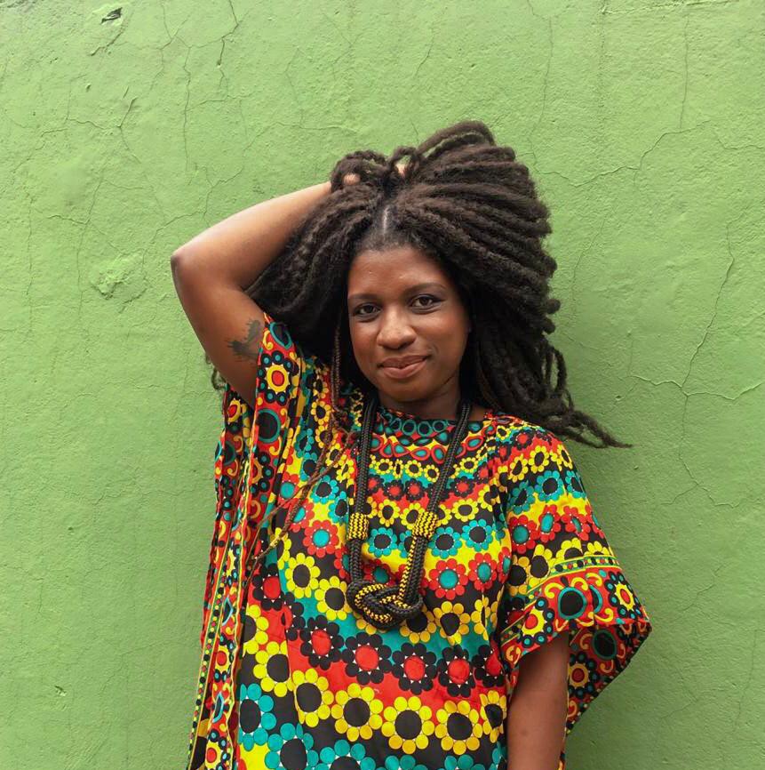 Artista independente, Rubia Divino faz show para financiar projeto