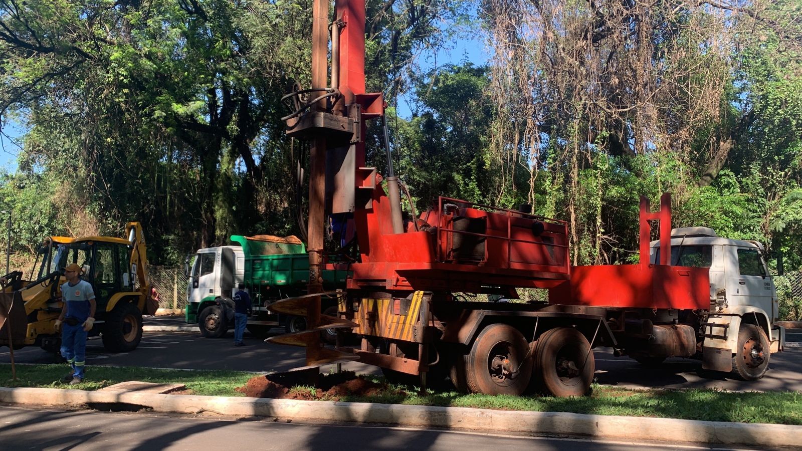 Maringá instala 2 poços para testar soluções para drenagem no entorno do Parque do Ingá