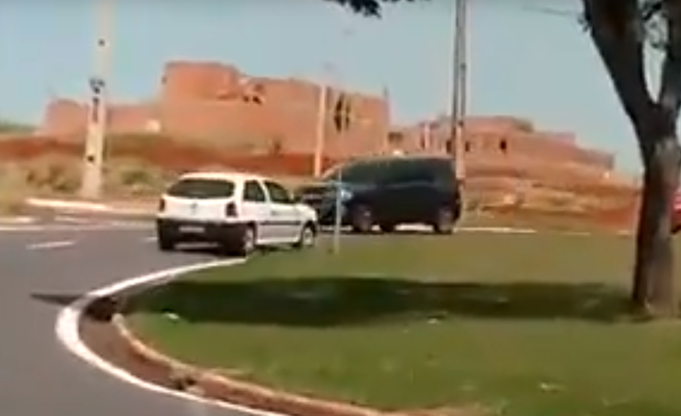 Imprudência: veículo trafega em ciclovia e outro na contramão em Maringá