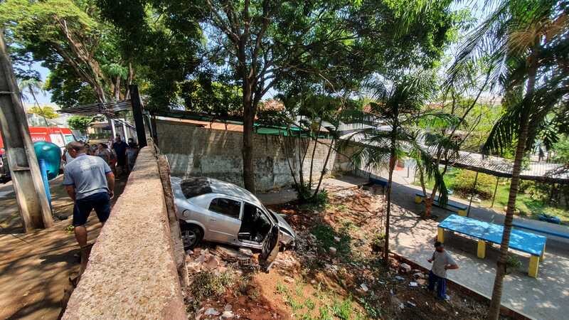 Carro invade colégio e adolescente fica gravemente ferido em Marialva