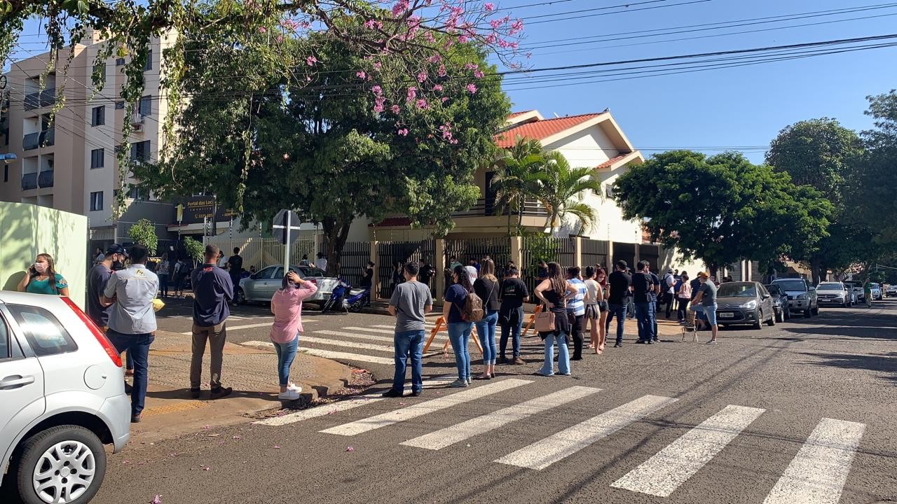 Com poucas doses e depois de dias de interrupção, Maringá retoma vacinação