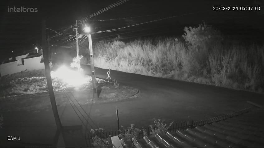 Polícia investiga incêndio criminoso; vídeo mostra ação