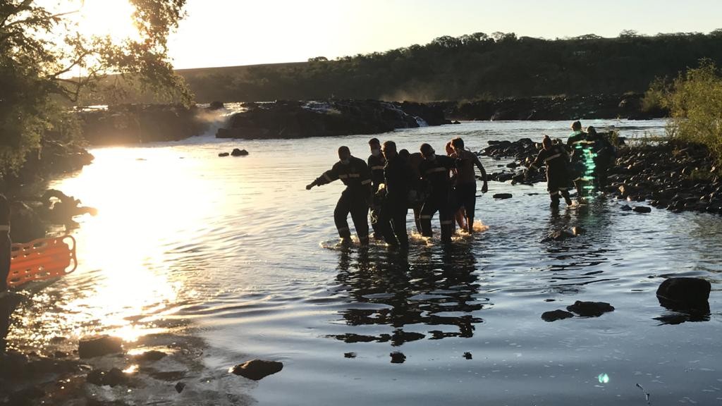 Médico do Samu de Maringá salta de helicóptero para salvar vítima de afogamento; vídeo