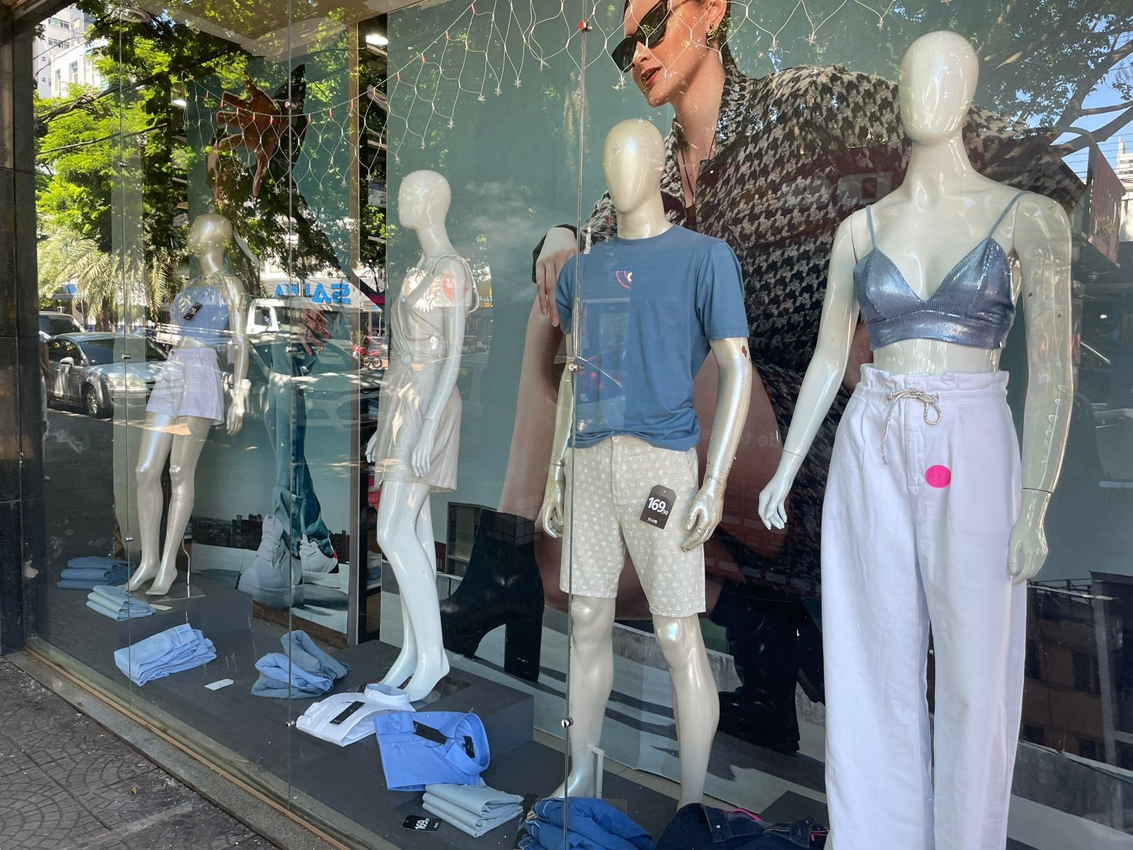 Roupas e calçados para o réveillon tomam conta das vitrines das lojas em Maringá