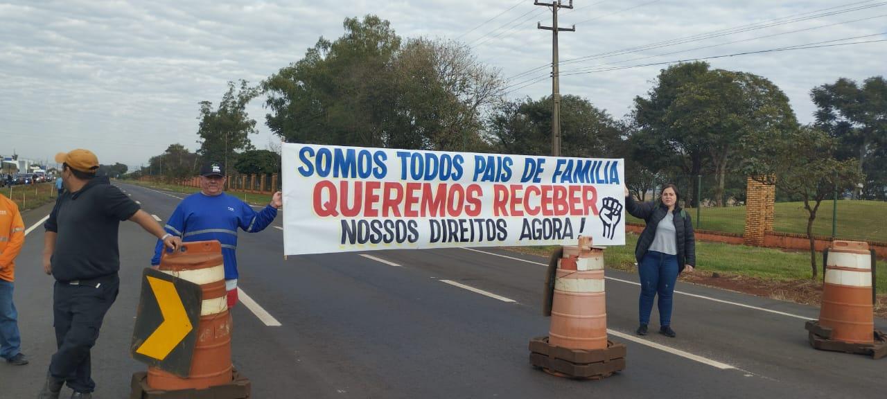 Operários se manifestam na PR-317 reivindicando salários e encargos