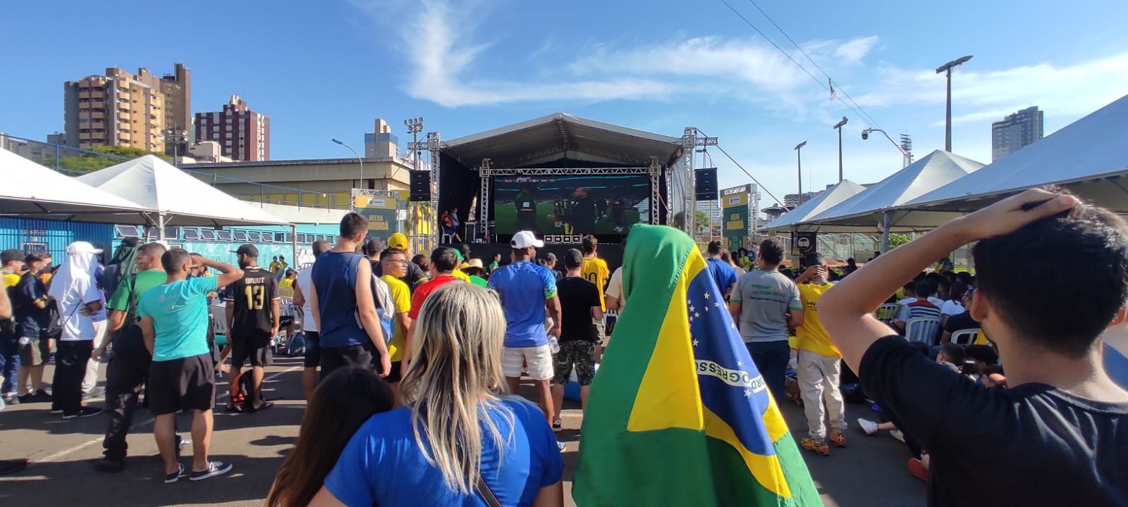 Sob forte calor, Vila Olímpica ficou lotada para jogo do Brasil