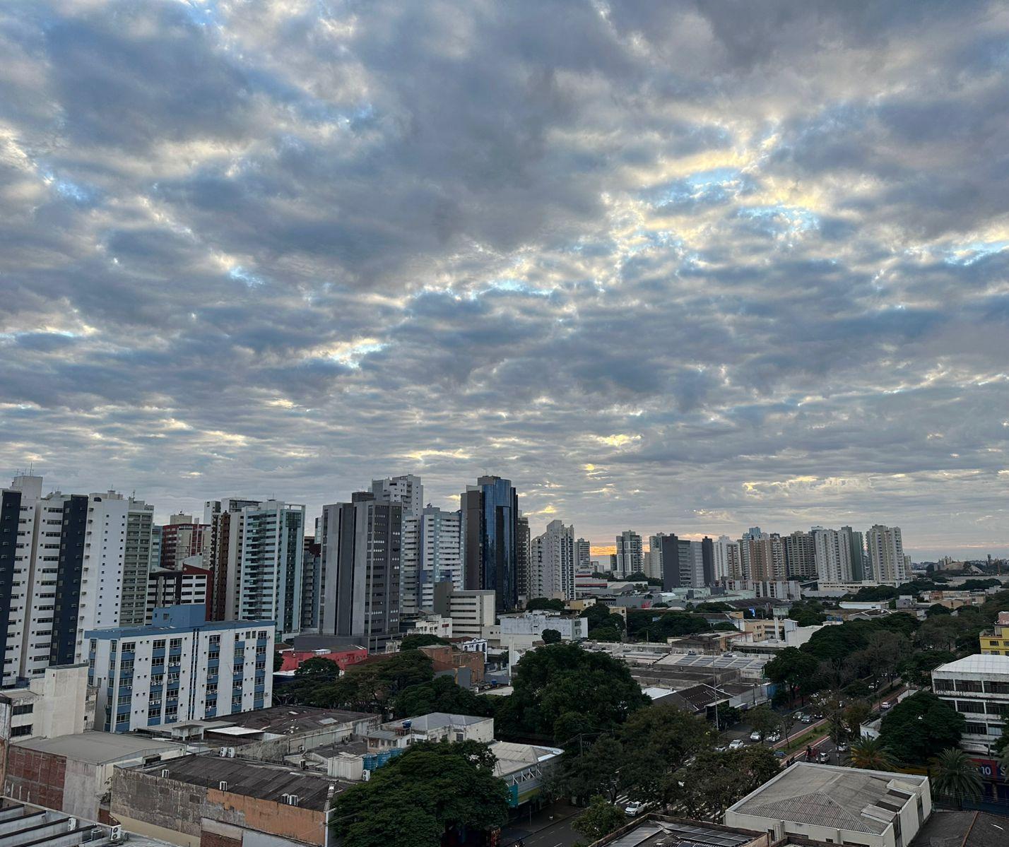 Maringá tem madrugada com ventania e chuva nesta terça (9); tempo abre à tarde
