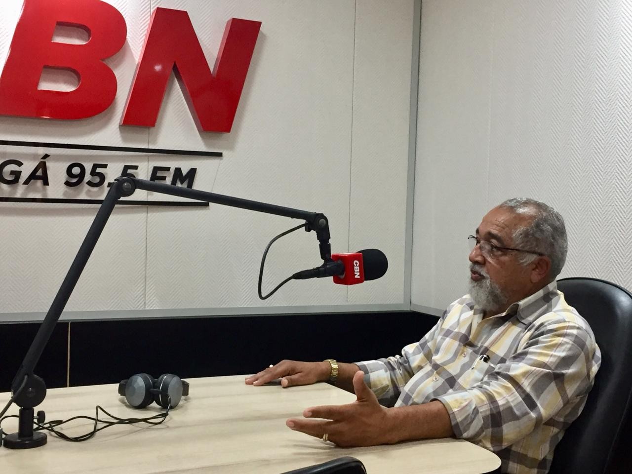 Apesar da lei do descanso, ainda tem caminhoneiro usando rebite