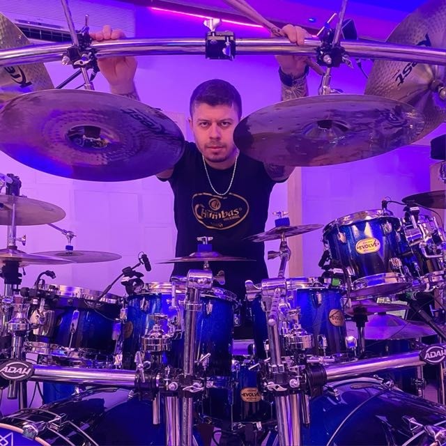 Baterista maringaense fala sobre a rotina de turnê pelo Brasil