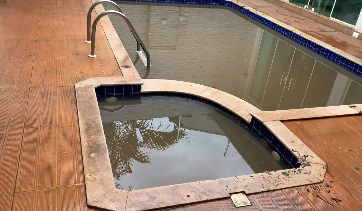 Tubulação se rompe e lama invade pelo menos 10 casas em Maringá