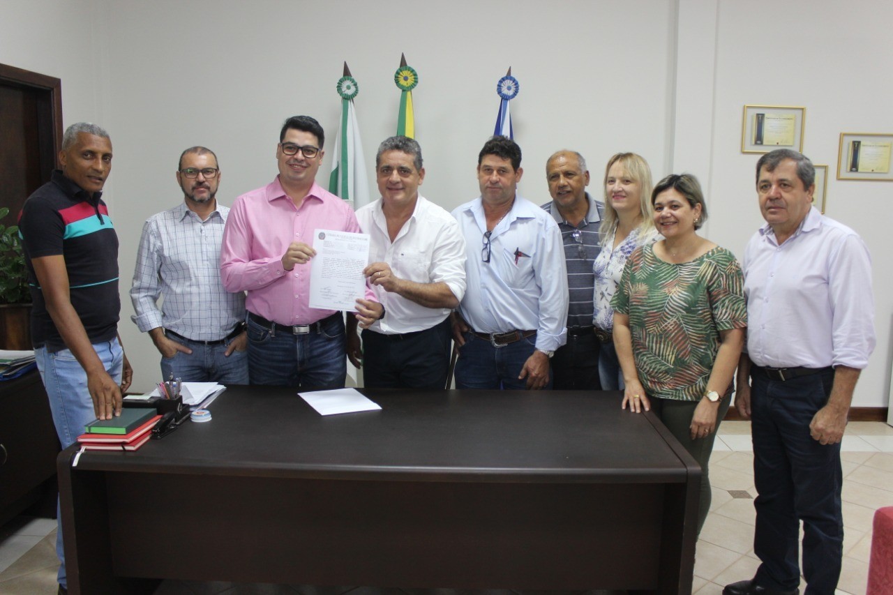 Prefeito assina decreto proibindo reajuste da tarifa de água