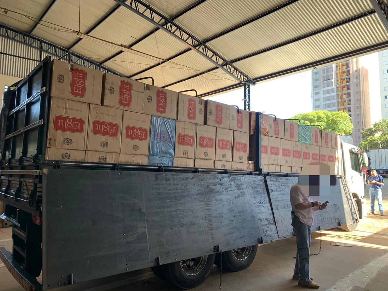 Motorista de caminhão é preso com 249,5 mil maços de cigarros contrabandeados