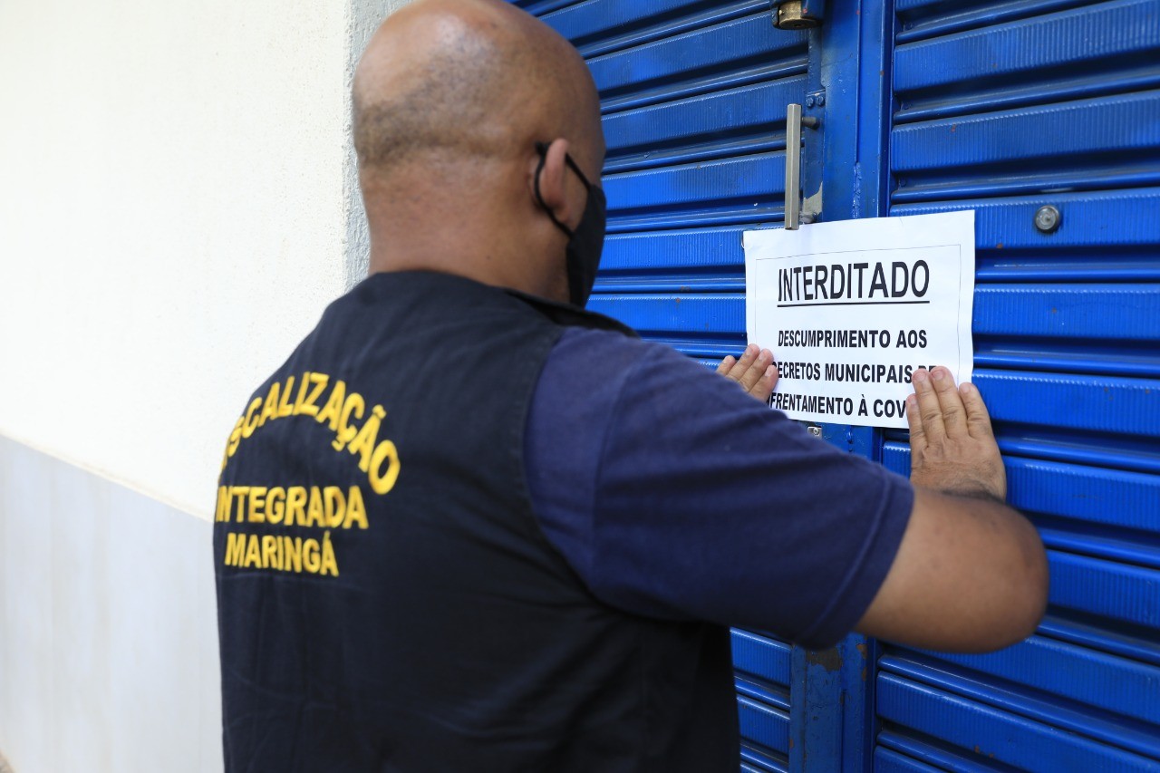 Fiscalização interdita loja com 16 funcionários trabalhando internamente