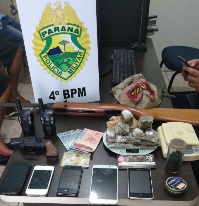 PM apreende drogas, simulacros de arma de fogo e máscara de monstro