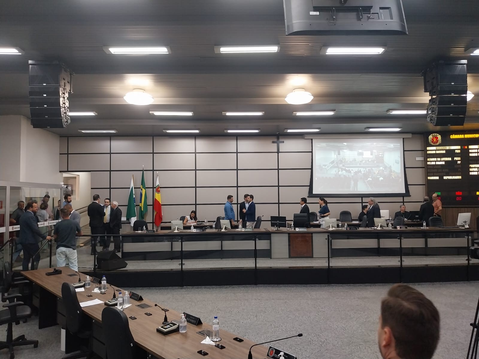 Sessão de julgamento que podia cassar mandato de vereadora é suspensa