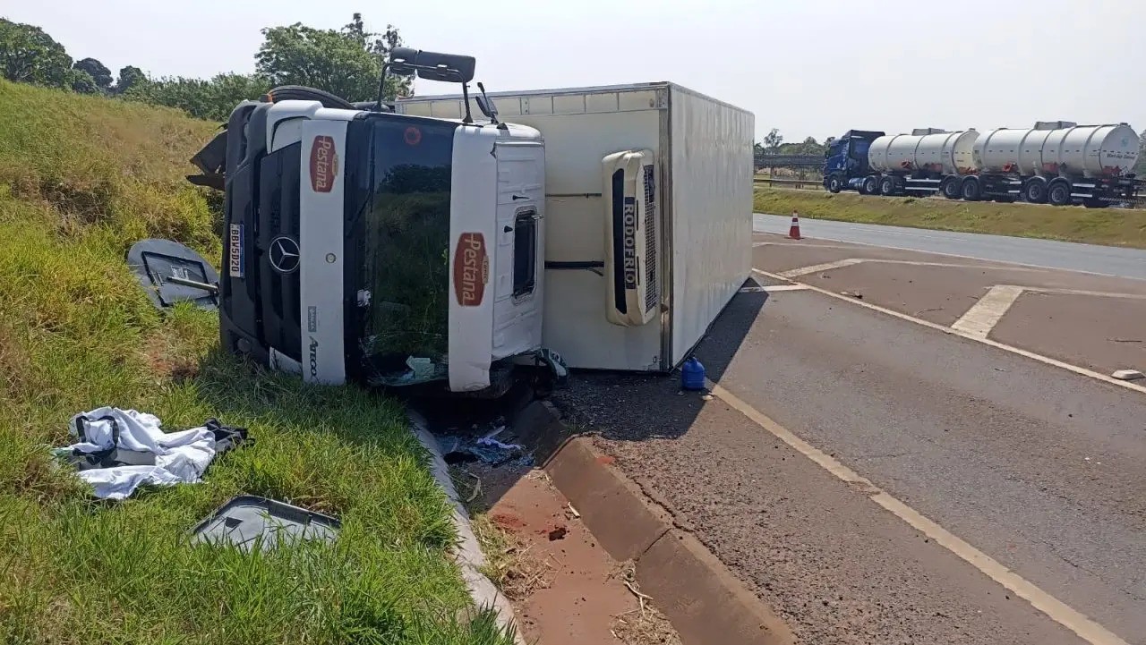 Caminhão com 16 toneladas de carne tomba na região