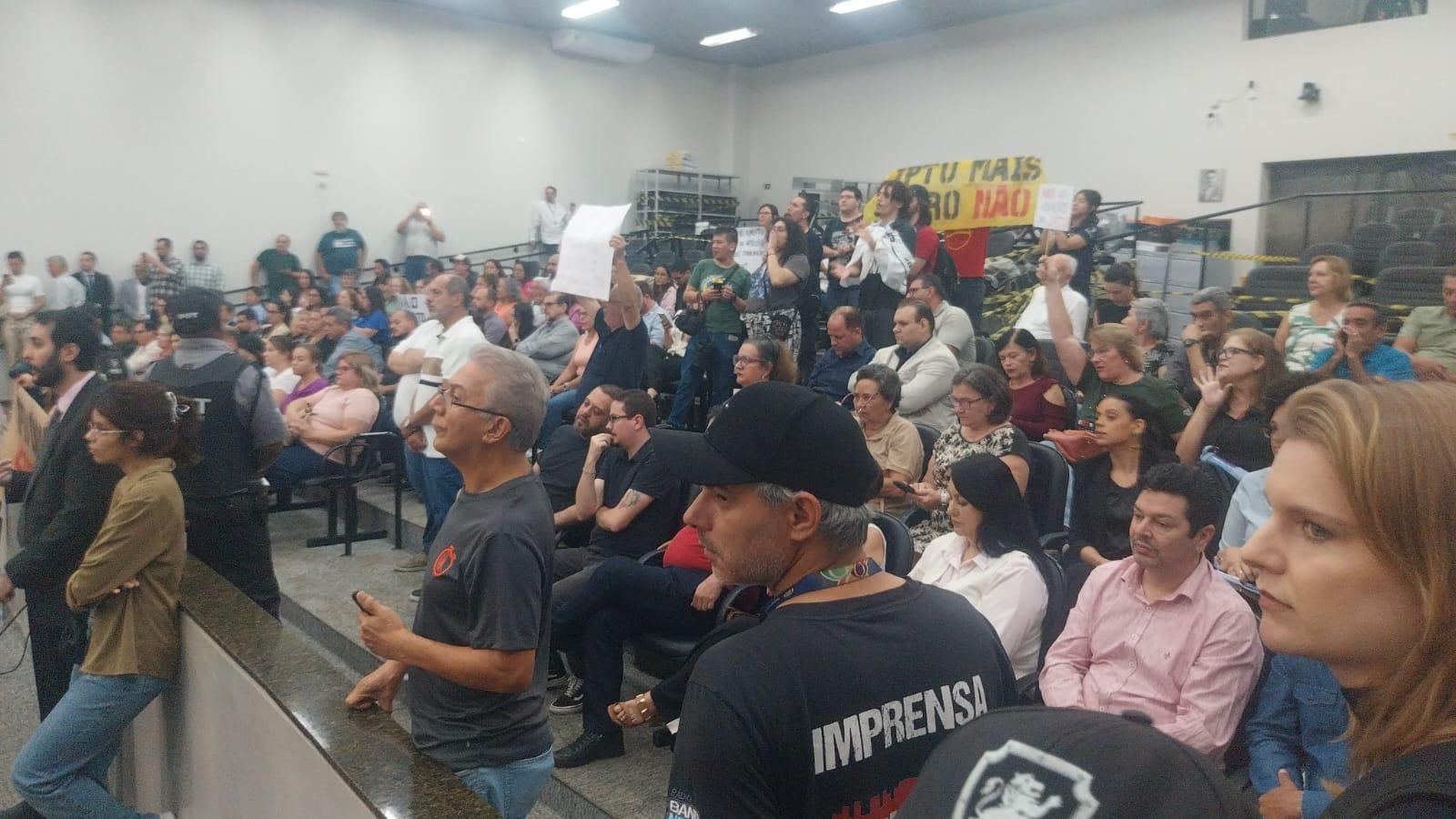Projeto do IPTU é aprovado em segunda discussão, sob pressão popular