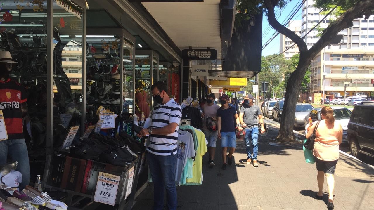 Lojas de rua estão cheias neste sábado (19) em Maringá