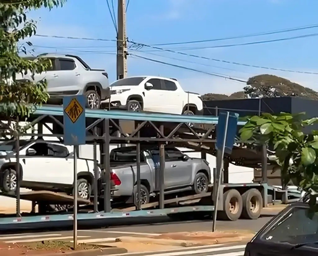 Policiais do Pelotão de Choque apreendem caminhão-cegonha com veículos roubados
