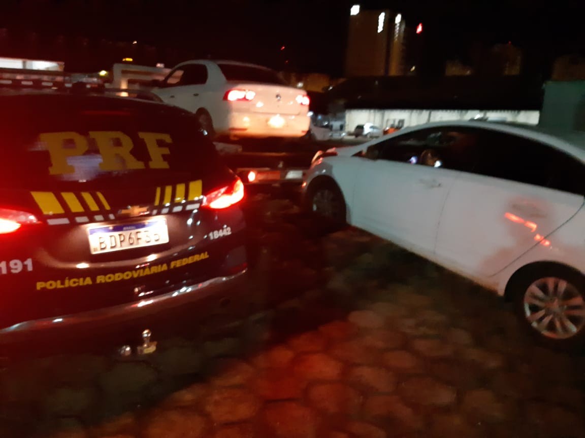 Quatro são presos transportando 25 mil maços de cigarro