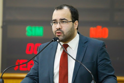 “Redução de salários de parlamentares, líderes do executivo e servidores é possível por PEC”