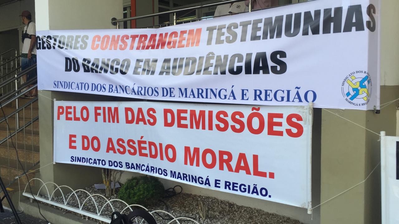 Sindicato dos bancários protesta contra demissões e assédio moral