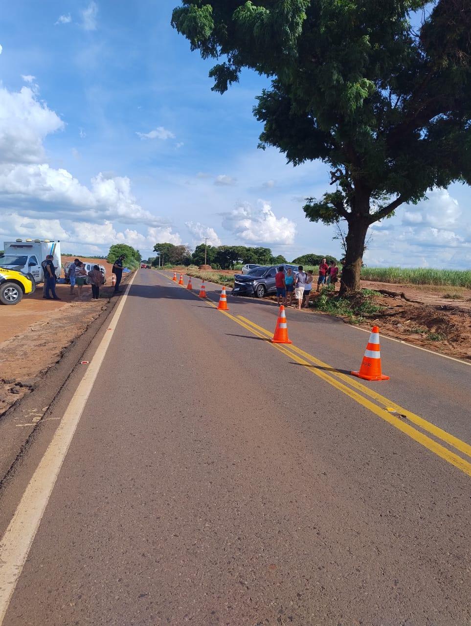 Carros batem de frente e motorista morre na PR-082
