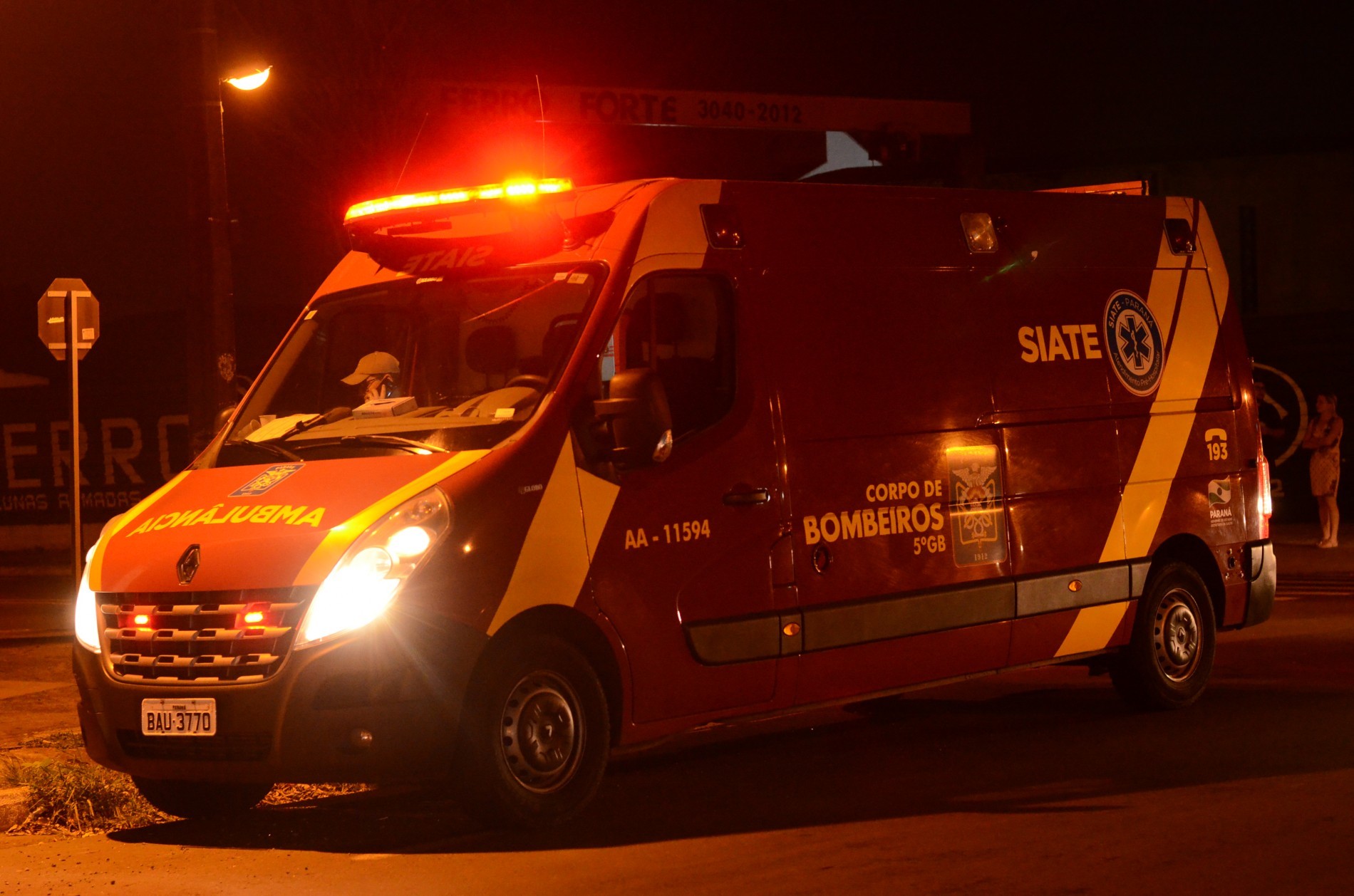 Homem é atropelado por motociclista e socorrido inconsciente