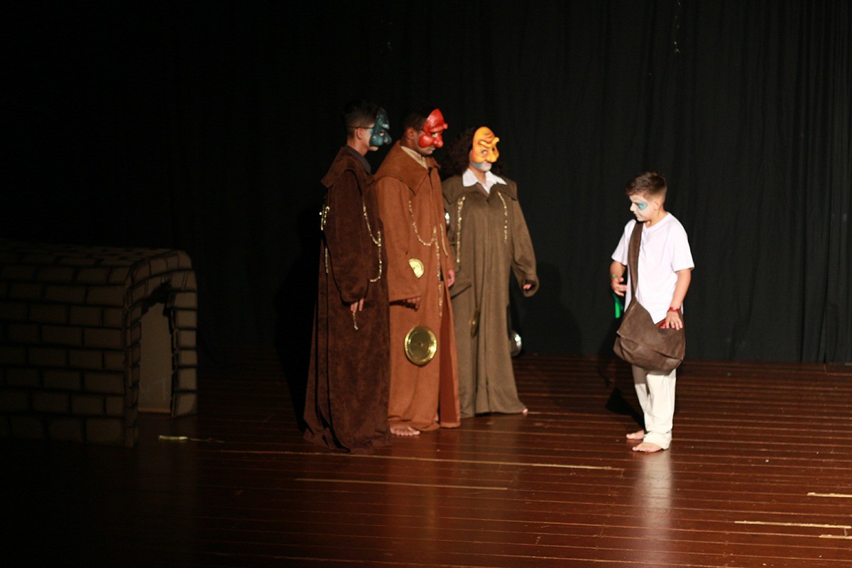 Projeto que dá aulas gratuitas de teatro para jovens em Maringá está com inscrições abertas