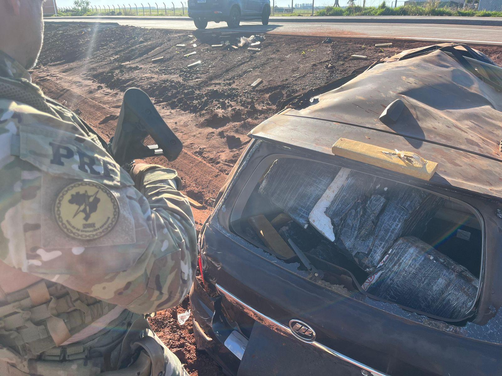 Caminhonete com maconha capota e carga se espalha na rodovia