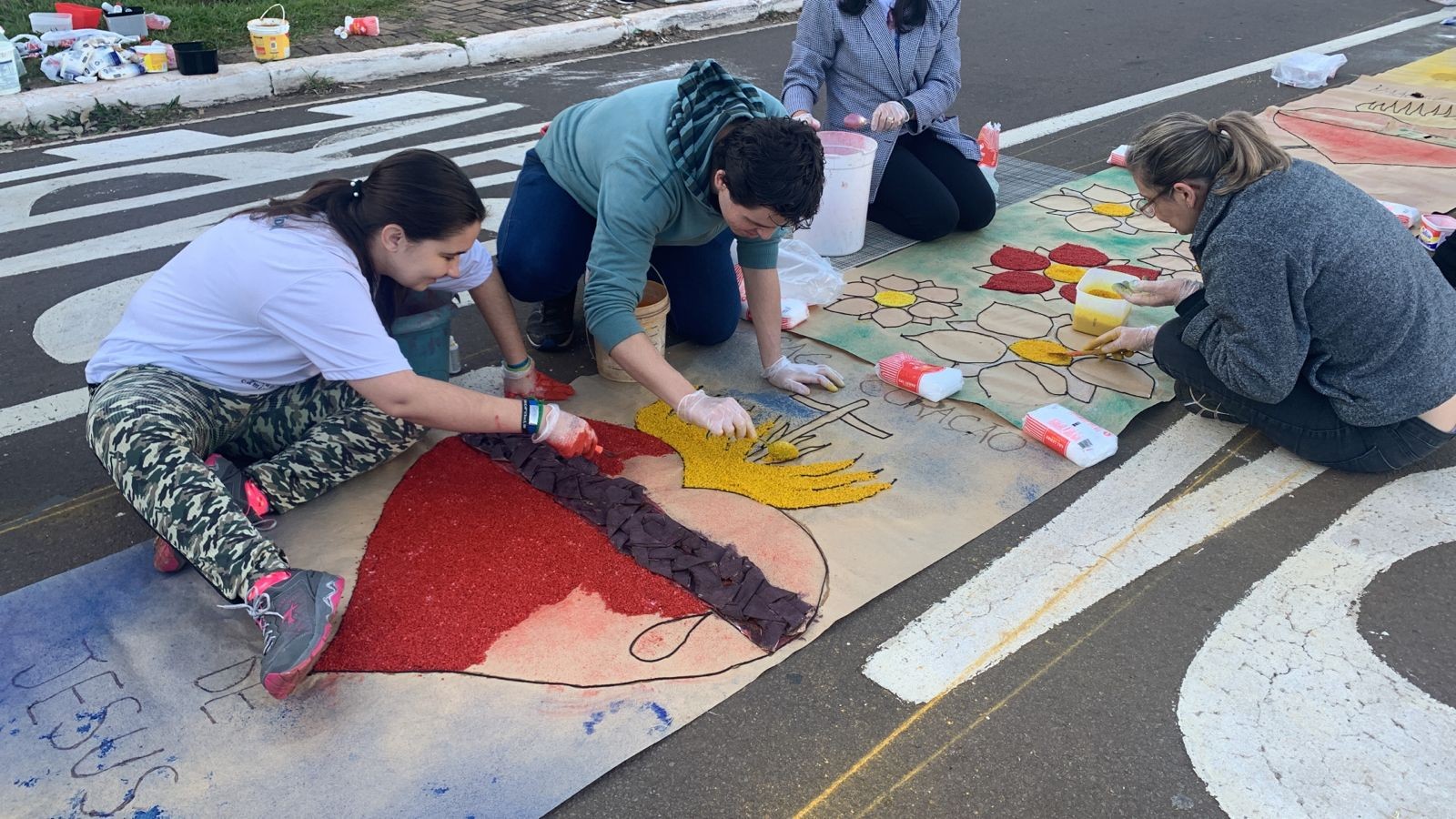 Fiéis confeccionam tapetes no entorno da Catedral para celebrar Corpus Christi