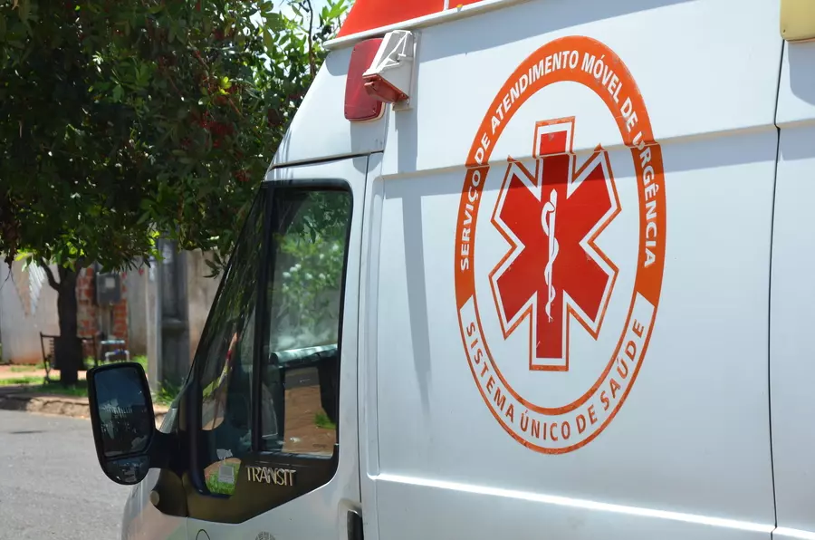 Mulher vai parar na UTI após se enroscar em fio solto na rua em Maringá