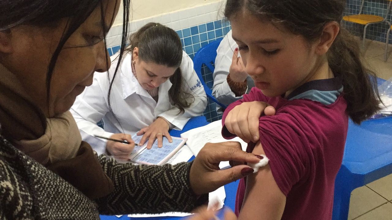 Secretaria de Saúde percorre escolas para vacinar alunos