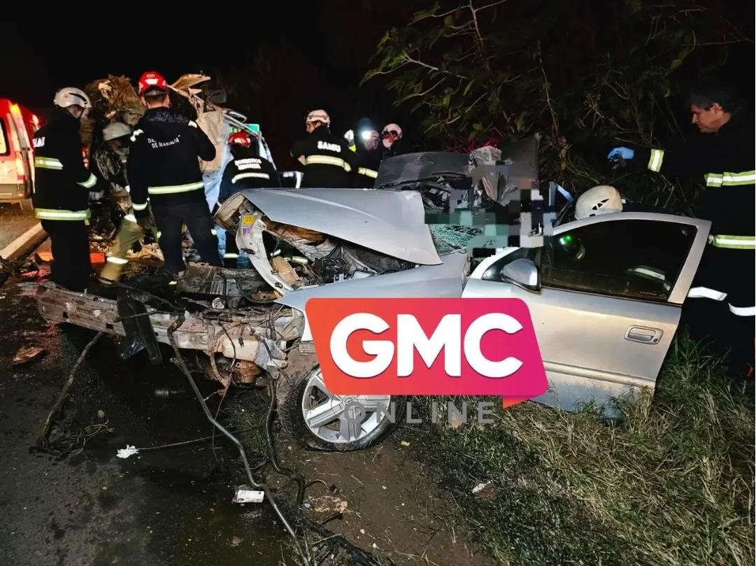 Três pessoas morrem em grave acidente envolvendo van e carro