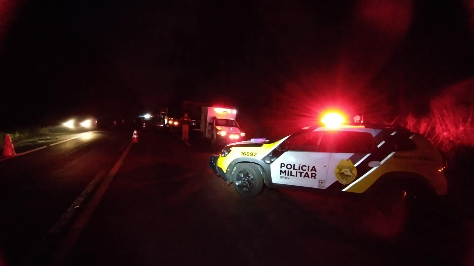 Motociclista bate em caminhão parado na rodovia e morre