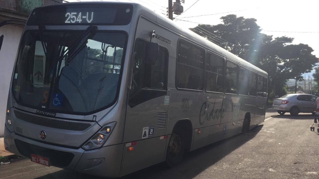 Asfalto cede e dois ônibus ficam presos em buraco