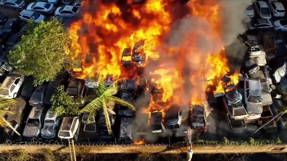 Incêndio queima veículos em pátio da Polícia Civil em Londrina