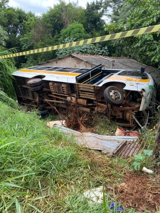 Ônibus escolar tomba e 20 estudantes ficam feridos em Apucarana