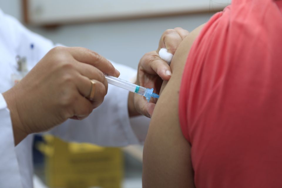 Maringá antecipa intervalo entre 2ª e 3ª dose de vacina contra Covid para 4 meses