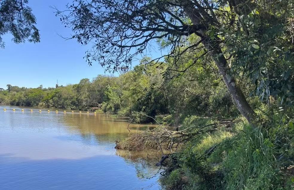 Após seis dias de buscas, menino que sumiu de casa é achado morto em margem de rio