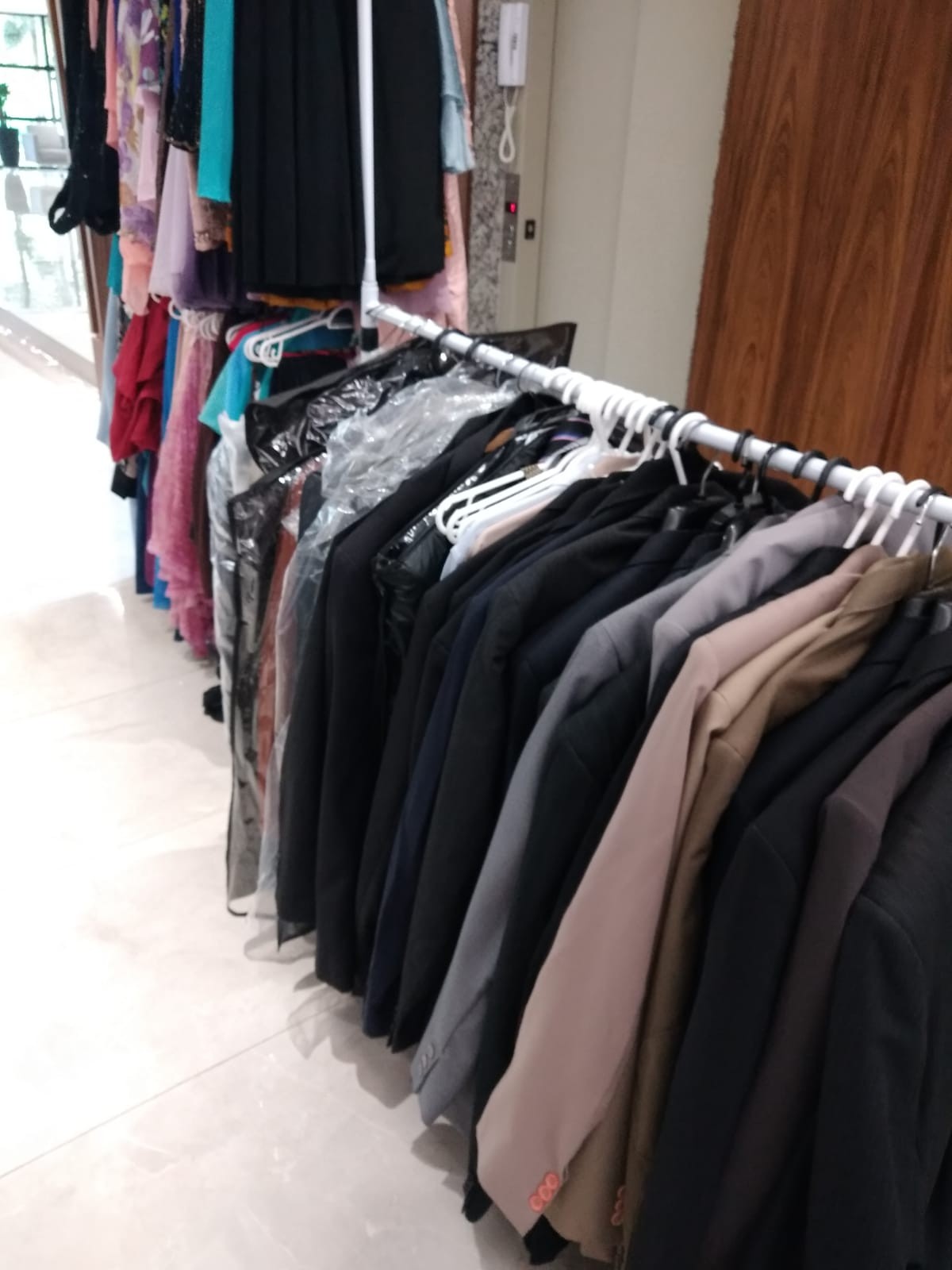 Casais que vão oficializar a união recebem doações de roupas nesta sexta-feira (19)