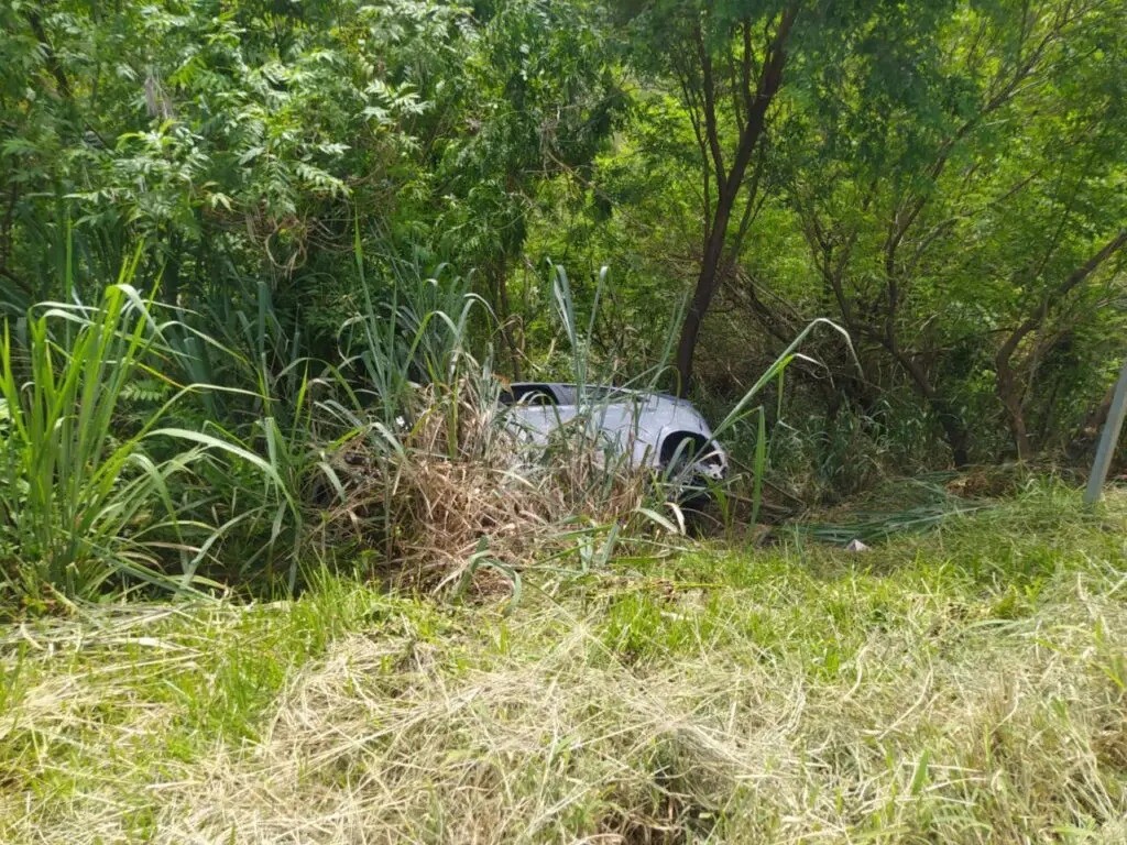 Pneu estoura, motorista perde controle da direção e veículo capota na BR-376